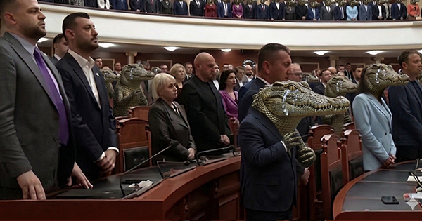 Lotë krokodili në Kuvend  Deputetët  qajnë  për dy të miturit në Durrës