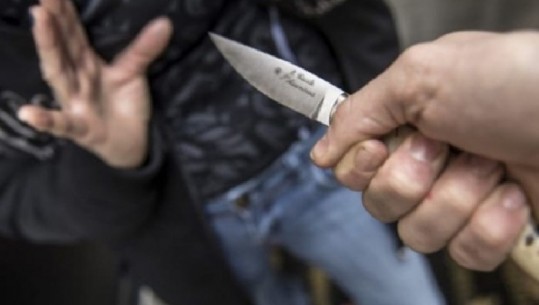 Plagosje me thikë në Vlorë  23 vjeçari përfundon në spital  autori në kërkim