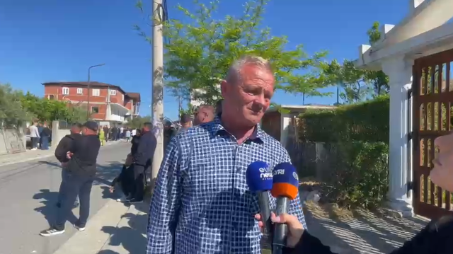 “Ngritëm makinën 10 veta dhe nxorrëm djalin”, fqinji i tronditur: I çoja në shkollë me furgon çdo ditë