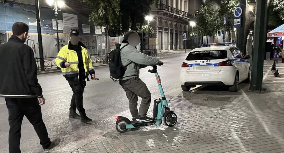 Greqia ashpërson rregullat për monopatinat elektrike  ndalim për personat nën 18 vjeç