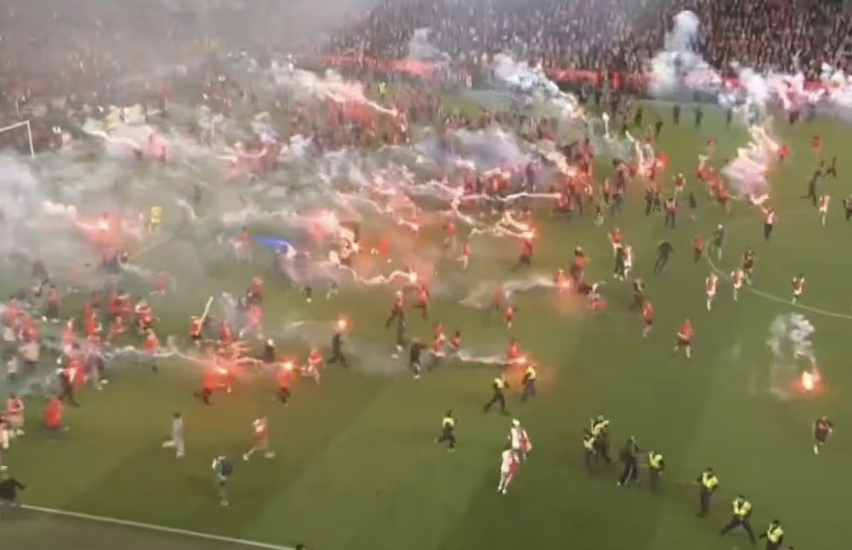 Dhunë dhe flakadanë në derbin çek Sparta Slavia  tifozët pushtojnë fushën