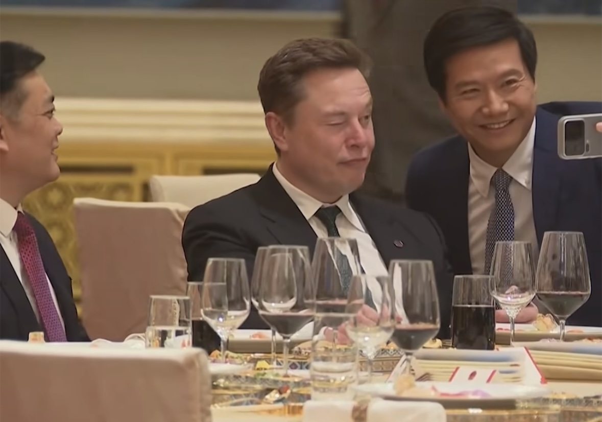 Elon Musk i  rrëmben  vëmendjen Trump në Kinë  Selfie dhe mimika me të gjithë