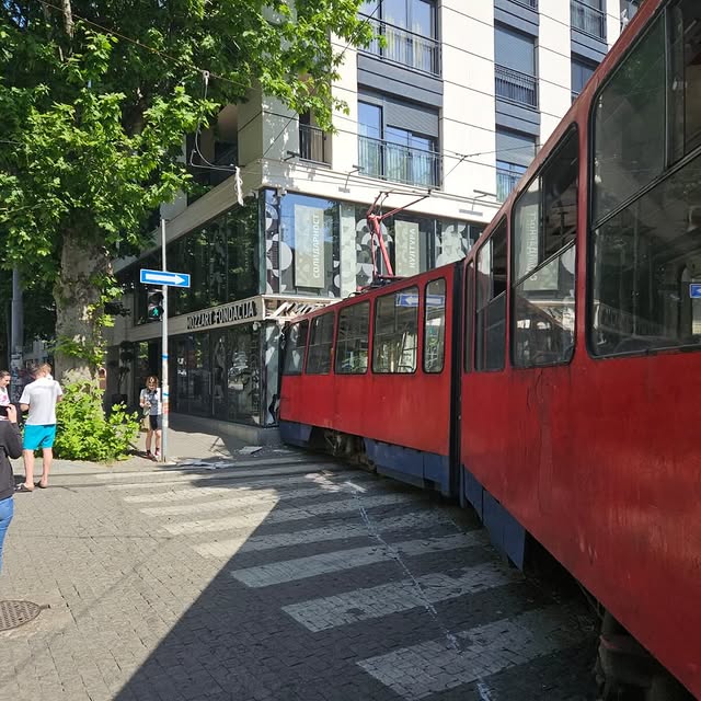 Tramvaji del nga shinat dhe futet brenda ndërtesës  disa të plagosur në Beograd
