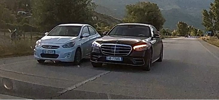 “Të çmendurit e rrugës s’njohin limite! Parakalim i rrezikshëm në aksin Sarandë-Tepelenë”