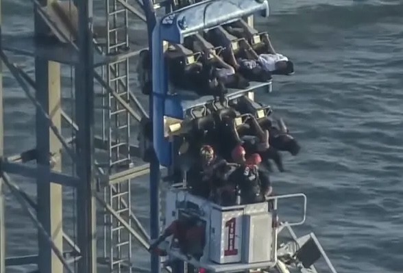 Rollercoaster i pëson defekt  studentët mbeten në ajër për disa orë
