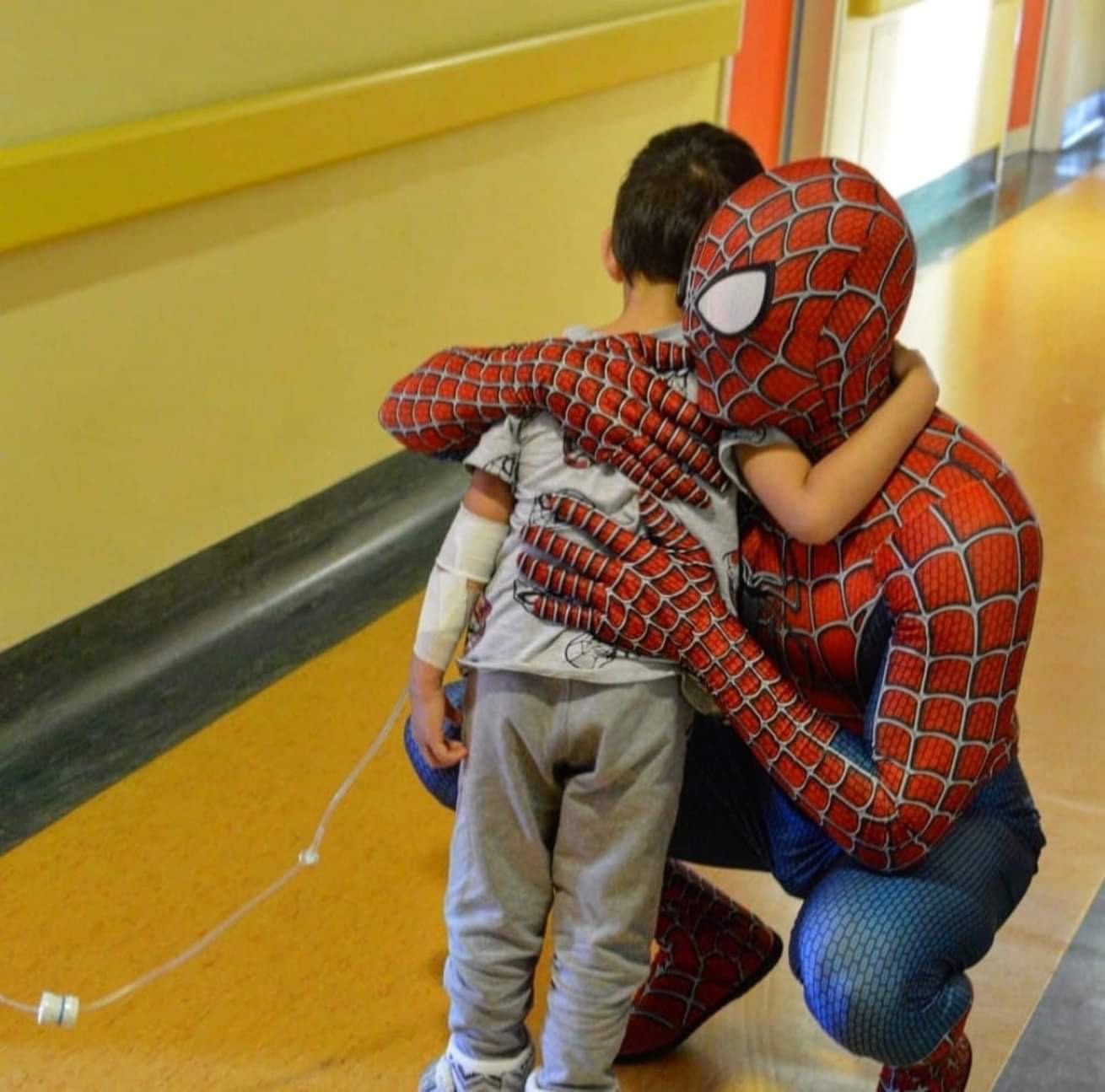 Bëri 17 operacione në fëmijëri  historia prekëse e Matias  Spider Mani i spitaleve që gëzon fëmijët e sëmurë