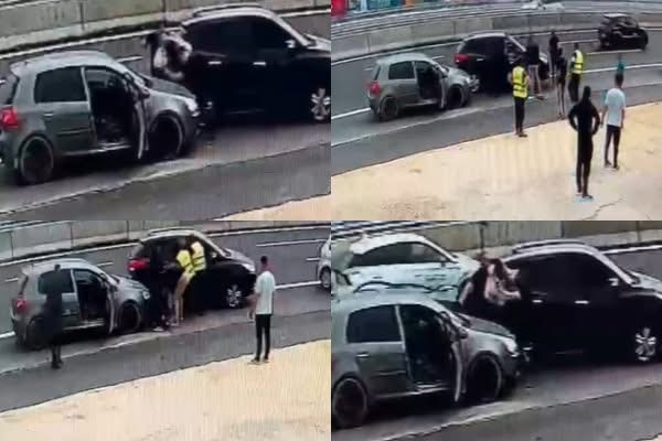Plas grushti në autostradë  dy persona dalin nga makina dhe kapin prej leckash një tjetër