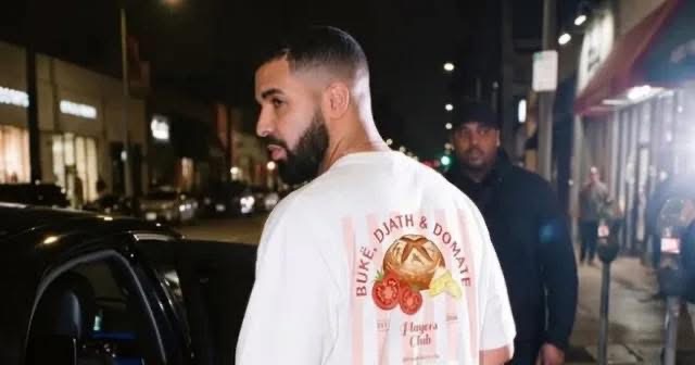 “Bukë, djathë, domate”, Drake çmend shqiptarët me bluzën që vesh