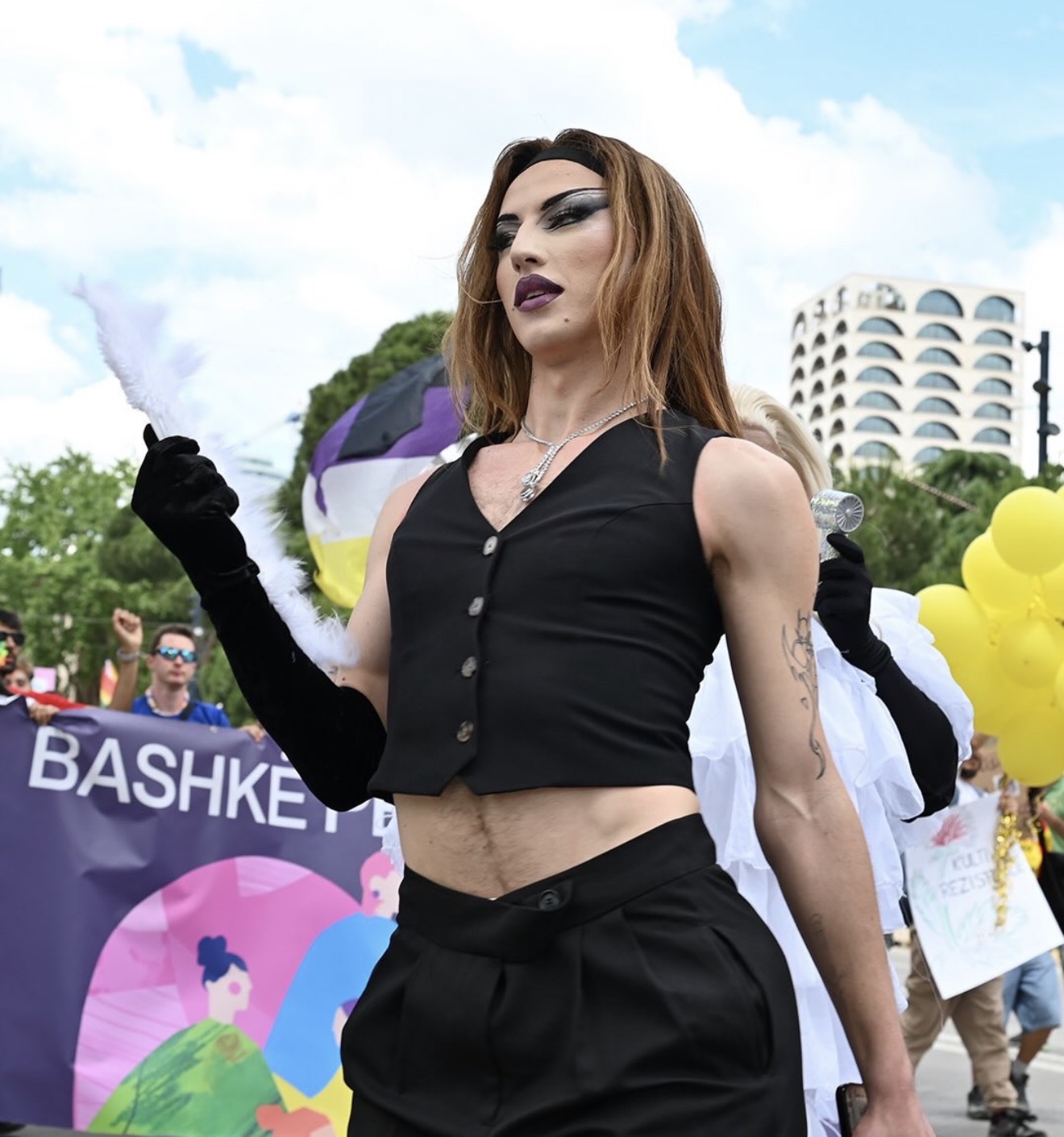 lgbt-ne-parade-bashke-per-familjen-ne-krihemi-homofobet-digjen