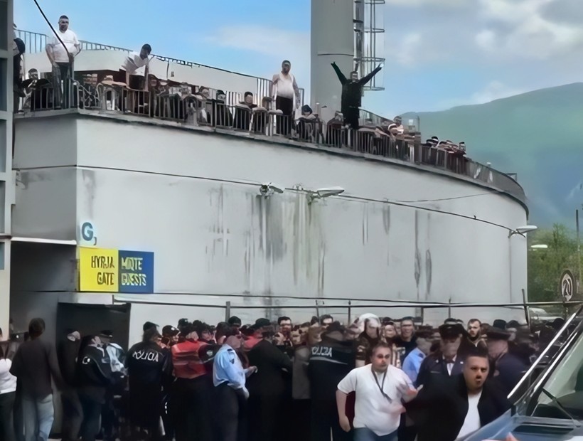 Plas sherri para ndeshjes Elbasani Tirana  tifozët rrihen jashtë stadiumi