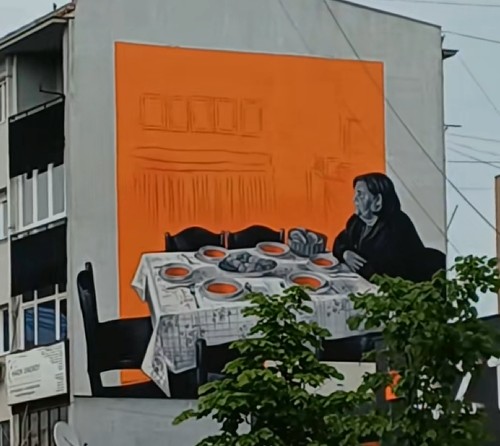 Nëna pret e vetme në sofër  muralja më domethënëse e trojeve shqiptare