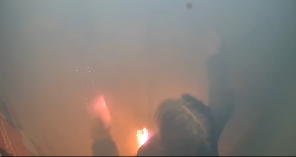 Luftë për të dalë e gjallë  gruas i shpërthen bateria dhe bllokohet në ashensor