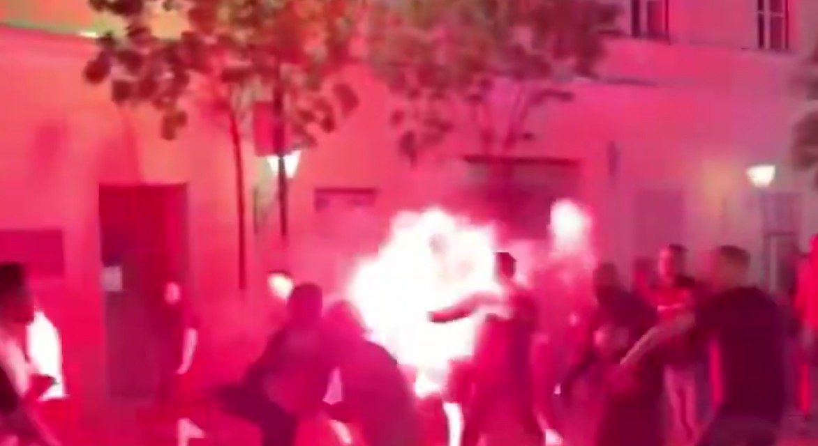 Tifozët e PSG-së dhe Arsenalit përplasen rrugëve të Budapestit