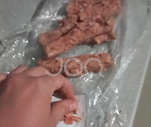 “Bleva një pako qofte për fëmijët te KMY-ja, gjeta këto copa kockash”