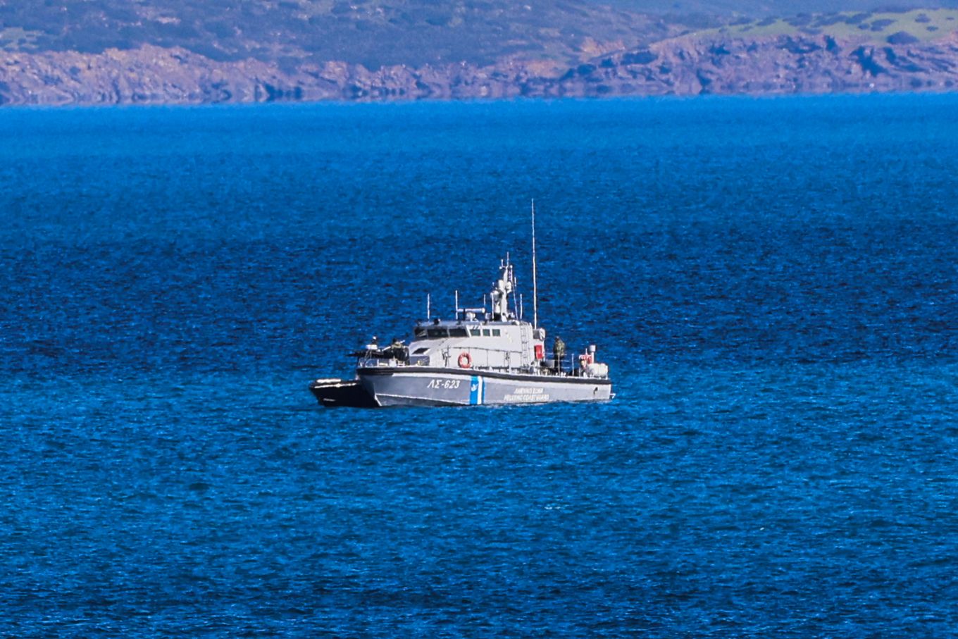 Ishte nisur nga Shqipëria  anija me 8 mijë ton sodë përplaset me shkëmbinjtë dhe fundoset në Greqi 