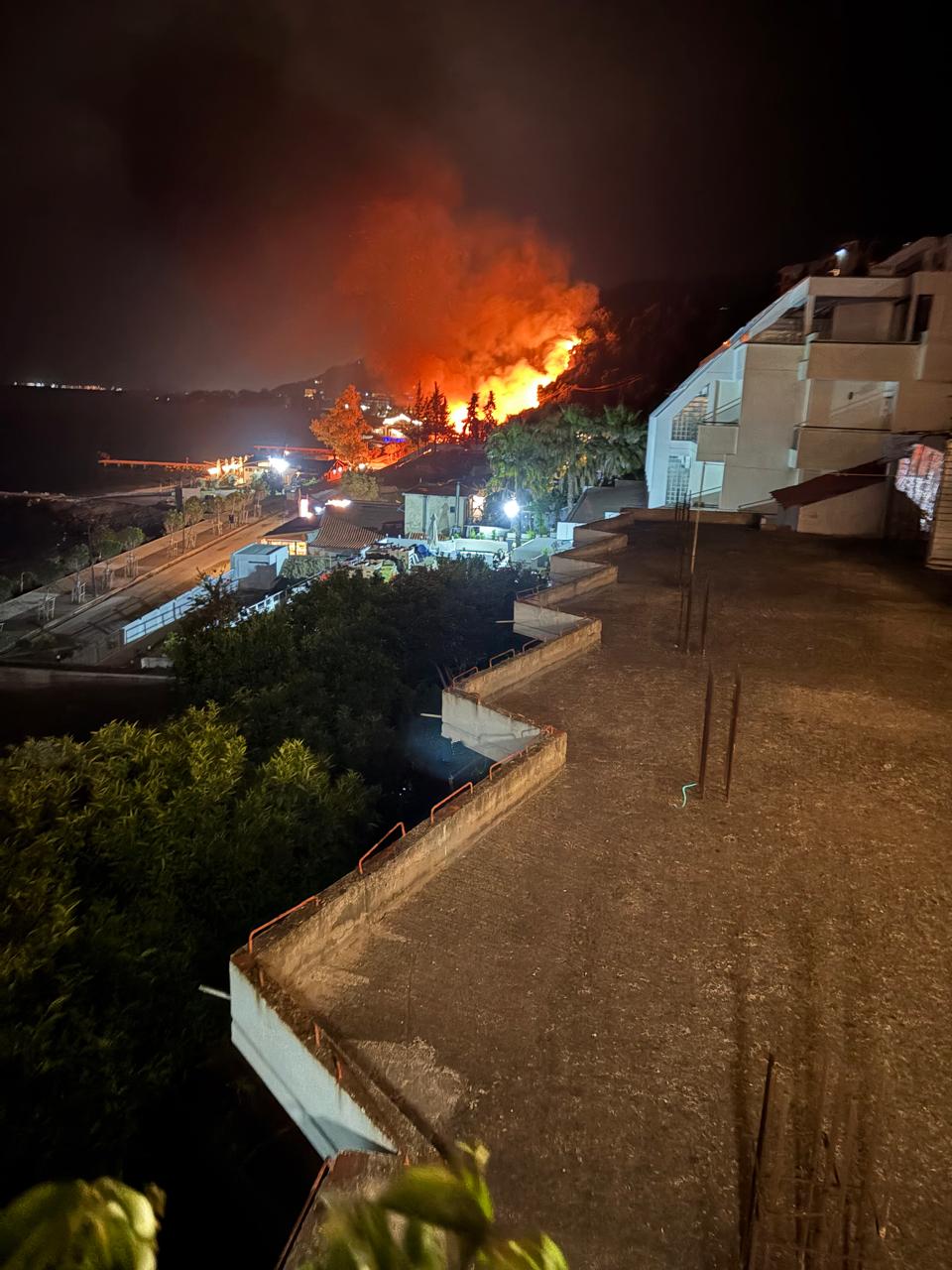 Lokali në Radhimë u shkrumbua nga zjarri, pronarët: Kemi pasur konflikte