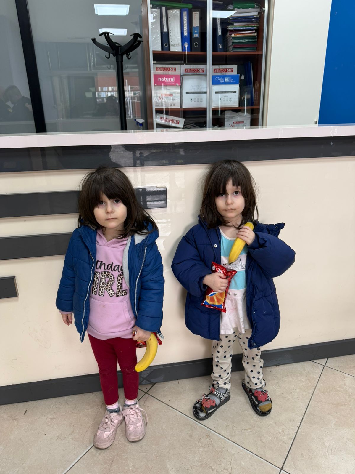 Tiranë  Gjenden dy vajza të vogla binjake  kërkohen familjarët e tyre