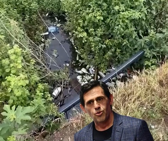 Vogëlushi 2 vjeçar bie në kanalin e ujërav të zeza pak metra larg zyrave të Bashkisë