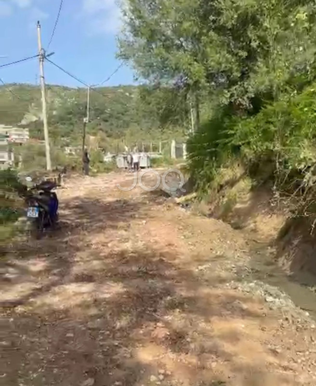 Lagjja  10 Korriku  në Vlorë në harresë  banorët  kemi paguar vetë për rrugën