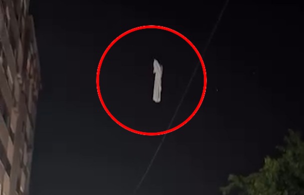  Fantazmë në Astir     Çarçafi i varur në kabllo  tremb  fëmijët gjatë natës