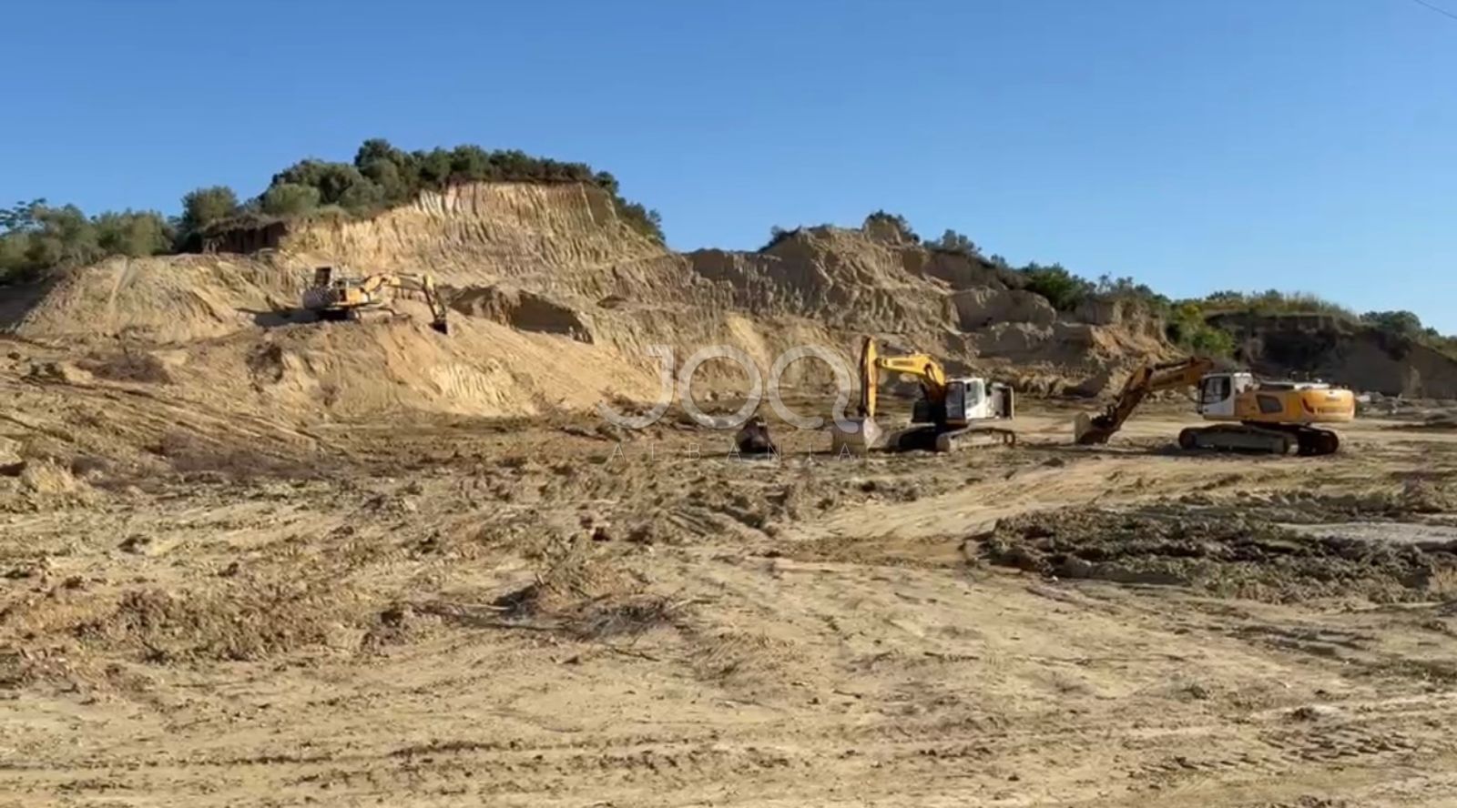 Kodra e Mifolit në Vlorë vazhdon të gërryhet çdo ditë nga mjetet e rënda  institucionet në heshtje