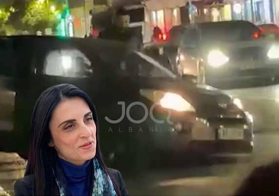 Makina përfundon në pusetë në rrugët që Emiriana Sako i ka lënë në mëshirë të fatit