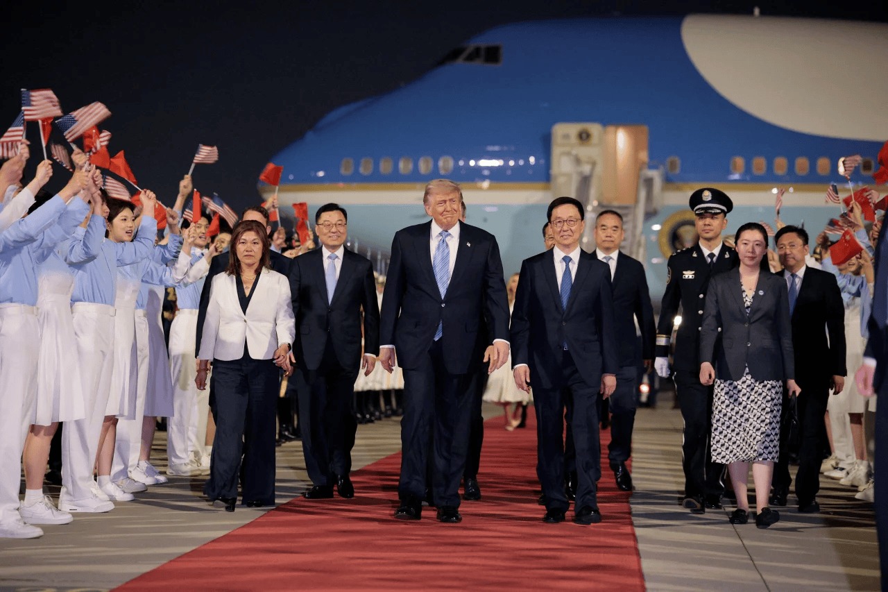 Vizita historike në Kinë  Trump pritet me ceremoni madhështore në aeroport