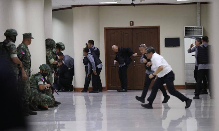 Të shtëna dhe kaos në Senatin e Filipineve  u tentua arrestimi i senatorit të kërkuar nga Haga