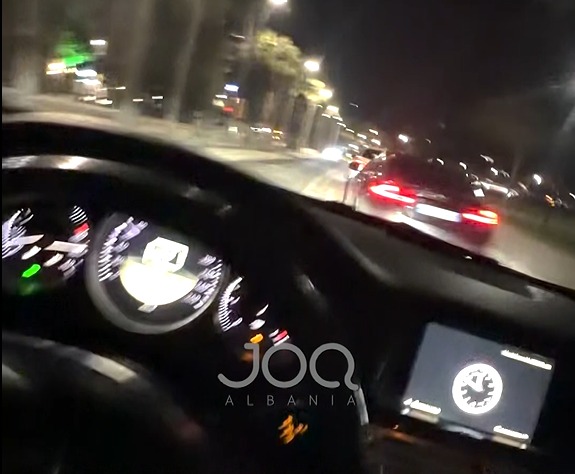  Adoleshenti pa patentë lëviz me shpejtësi në Lungomare  e publikon videon në TikTok 