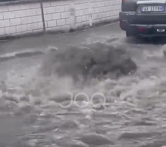 Tirana  noton  në ujërat e zeza  puseta shpërthen si shatërvan dhe përmbyt rrugën