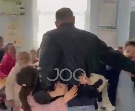 Momenti emocionues  Nxënësit vrapojnë drejt mësuesit dhe e përqafojnë sapo hyn në klasë