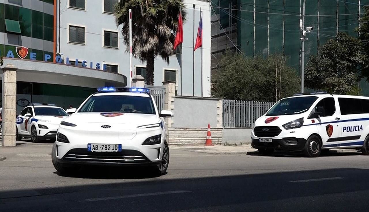Durrsaku kërcënon fqinjin me armë lodër  shoqërohet në polici