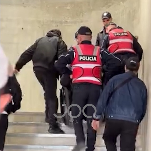  Policia që duam   Efektivët ndihmojnë tifozin me aftësi të kufizuara të ngjisë shkallët