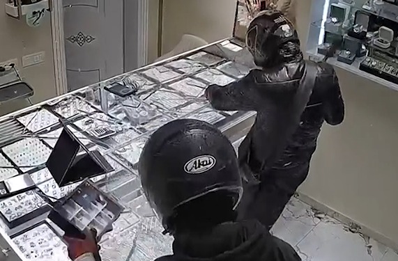 Me çekiç dhe kallashnikov  dalin pamje të tjera nga grabitja e argjendarisë në Kamëz