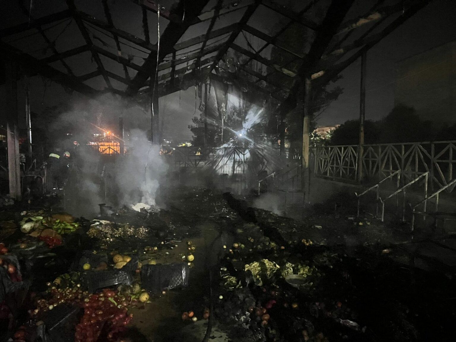 Përfshihet nga flakët tregu i fruta perimeve në Lushnjë  dyshohet zjarrvënie e qëllimshme