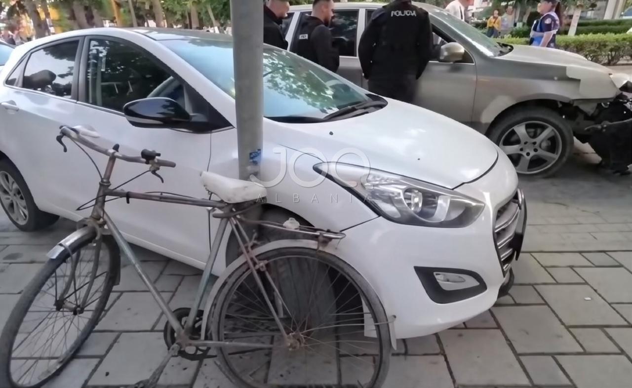  Porsche  përplas dy makina në qendër të Fierit  shoferi tenton të largohet nga vendngjarja