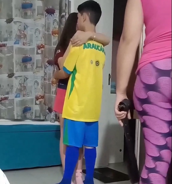 Me rrip në dorë, nëna detyron fëmijët të përqafohen për orë të tëra pas sherrit mes tyre