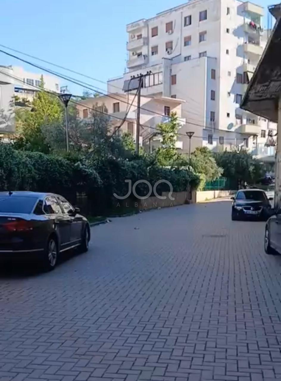 Banorët e Freskut në rrezik  automjetet futen kundravajtje dhe parkojnë në trotuare
