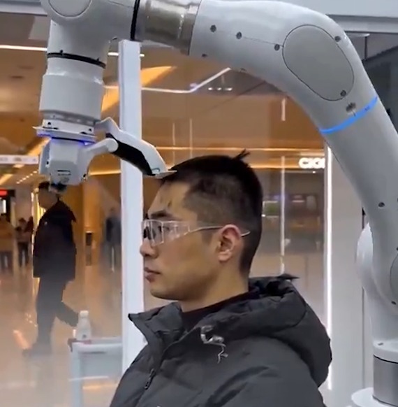 Robotët sfidojnë profesionet tradicionale  tashmë marrin edhe rolin e berberit