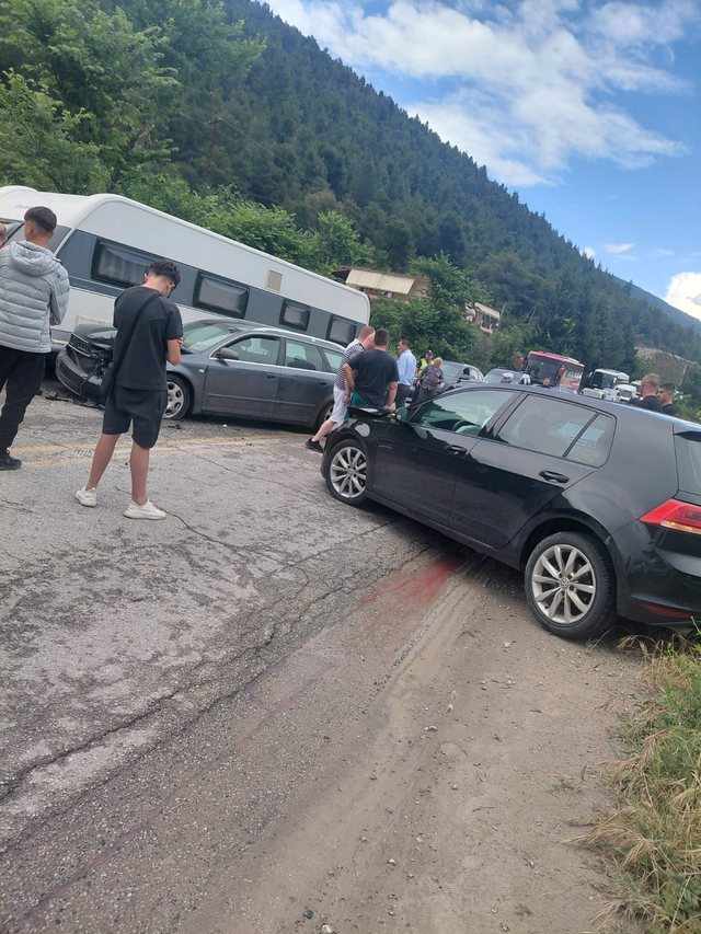 Aksident në aksin Elbasan-Prrenjas, përfundojnë në spital dy vajza