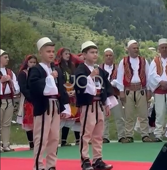 Dy 8-vjeçarët nga Lura mbajnë gjallë muzikën tradicionale shqiptare