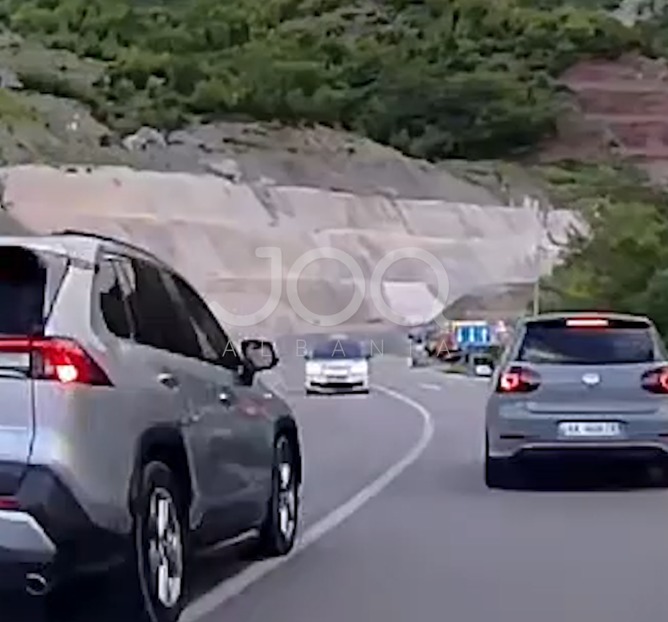  Kamikazi  rrezikon jetën e qytetarëve  futet në parakalim në kthesë dhe pa fushëpamje