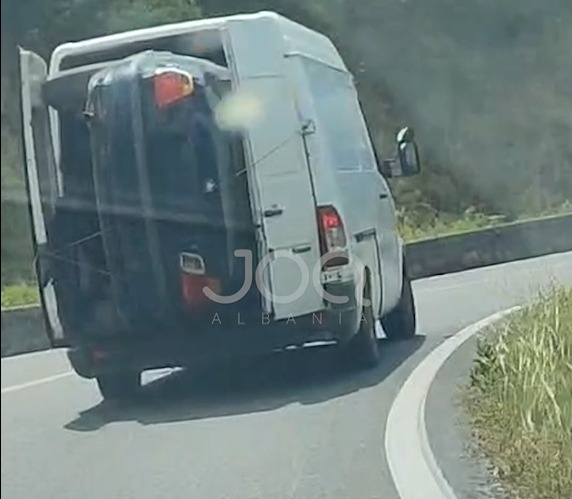 Turistët nuk u besojnë syve  shqiptari transporton makinën brenda furgonit
