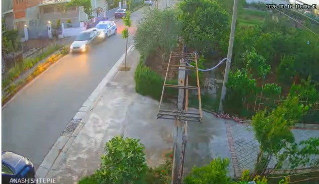 Momenti kur shoferi i dehur në Durrës godet makinën e policisë