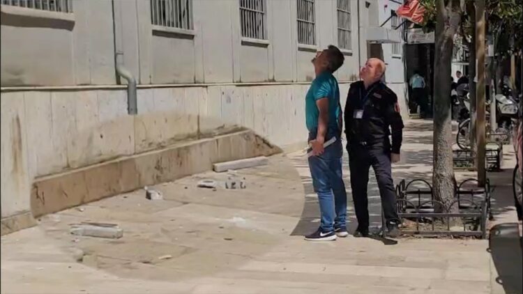 Shembet fasada e Gjykatës së Durrësit  pllakat e mermerit rrezikuan kalimtarët