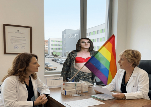 Nga mosha 14 vjeç? QSUT nis terapitë hormonale për transgjinorët