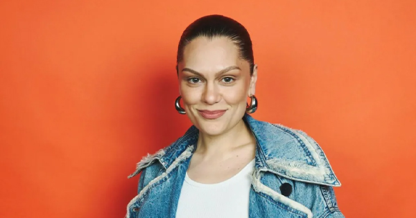 Jessie J shpërthen në lot pasi mësoi se u shërua plotësisht nga kanceri