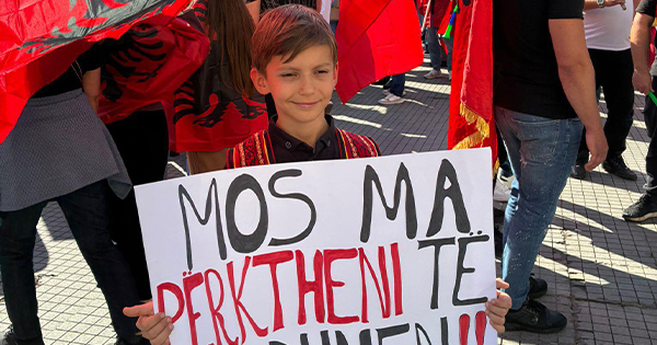 Vogëlushi rrëmben zemrat në Shkup  Pankarta e tij kthehet në simbolin e protestës