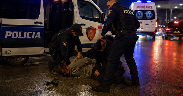 Kuçovë  I arrestuari i merr armën policit 20 vjeçar dhe e plagos