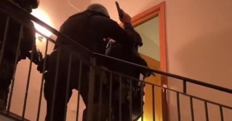 “Bonnie & Clyde”/ Çmontohet banda shqiptare në Itali kacavirreshin në mure për vjedhje